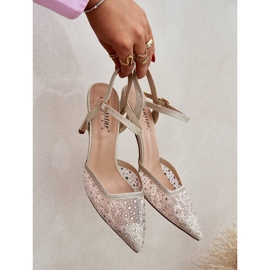 Tacones decorados con un tacón de oro abierto dorado 9