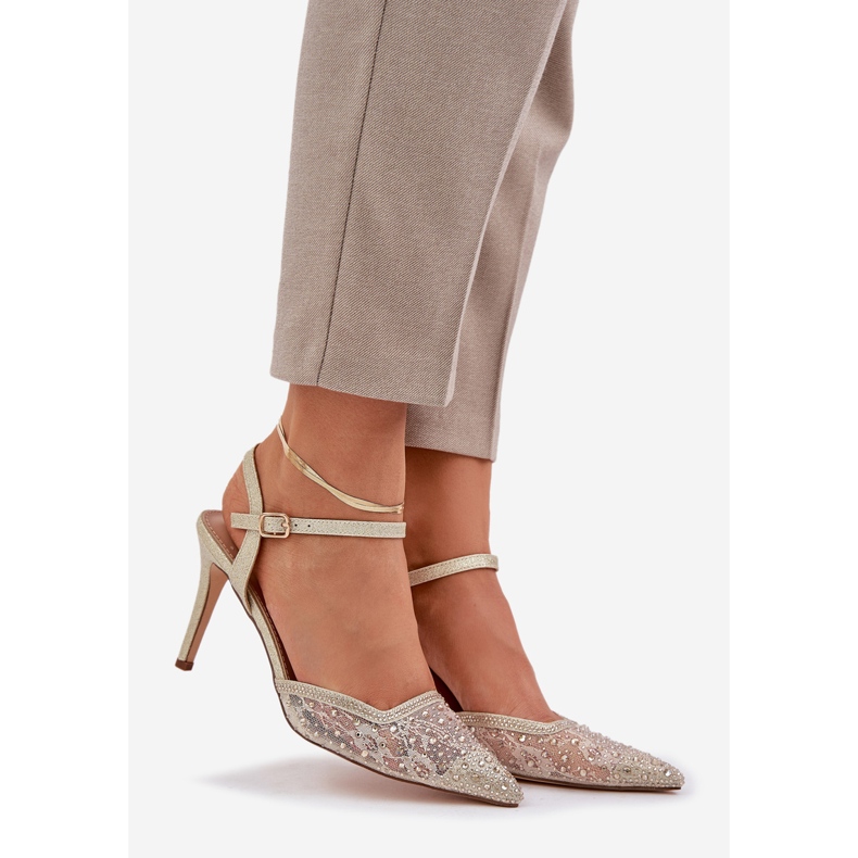 Tacones decorados con un tacón de oro abierto dorado 1 Tacones decorados con un tacón de oro abierto dorado 1