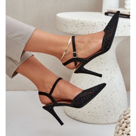 Tacones altos decorados con un tacón negro 8