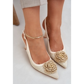 Nació tacones altos con un tacón beige 8