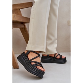 Sandalias en una plataforma masiva con rayas negras negro 2