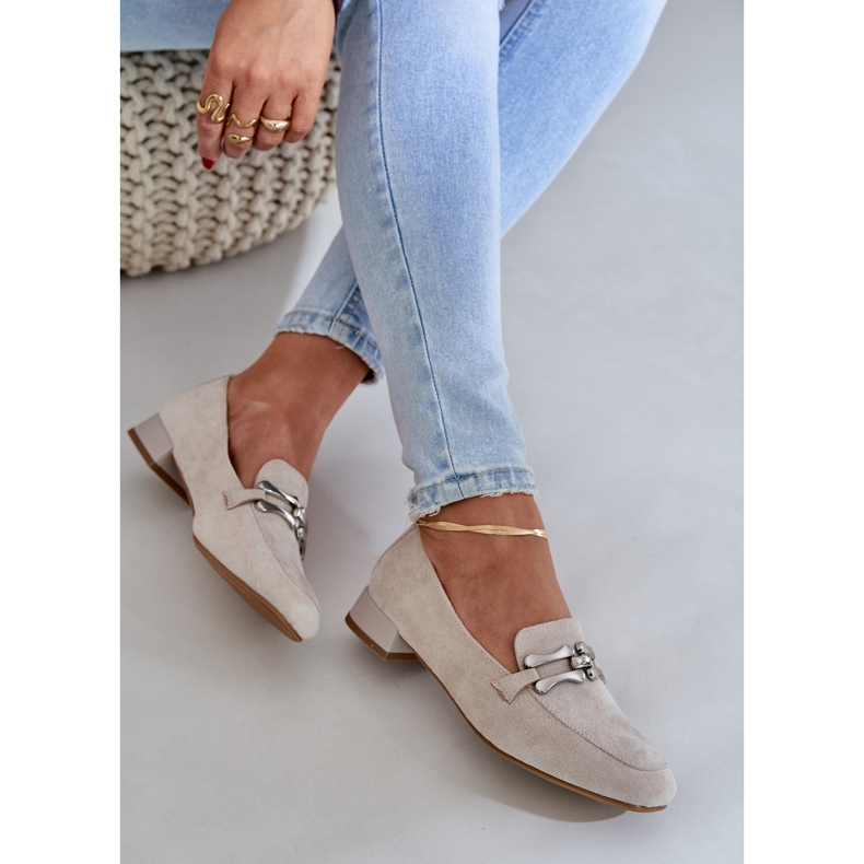 Jezzi Mocasines con un adorno en un delicado tacón ecológico beige 2 Jezzi Mocasines con un adorno en un delicado tacón ecológico beige 2
