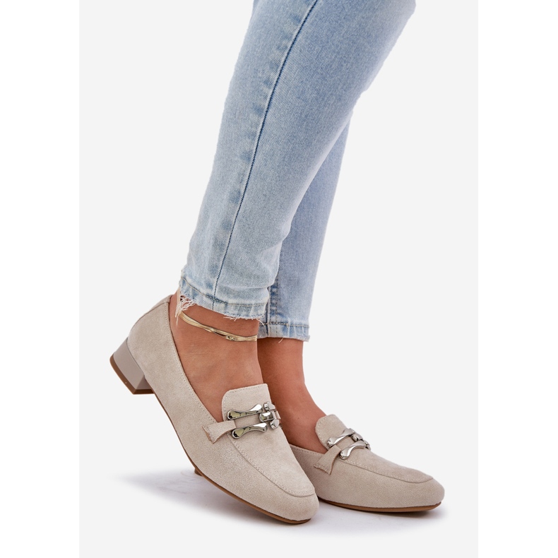 Jezzi Mocasines con un adorno en un delicado tacón ecológico beige 1 Jezzi Mocasines con un adorno en un delicado tacón ecológico beige 1