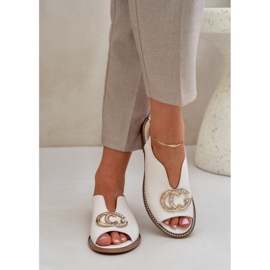 Sandalias de cuero de ceñada plana con la decoración Laura Messi 2865 beige 3
