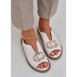 Sandalias de cuero de ceñada plana con la decoración Laura Messi 2865 beige 5