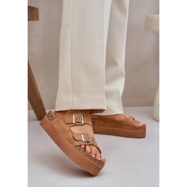 Zapatillas para mujeres en una plataforma masiva con hebillas de camello beige 2