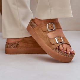 Zapatillas para mujeres en una plataforma masiva con hebillas de camello beige 3