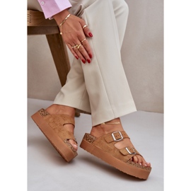 Zapatillas para mujeres en una plataforma masiva con hebillas de camello beige 5