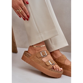 Zapatillas para mujeres en una plataforma masiva con hebillas de camello beige 6
