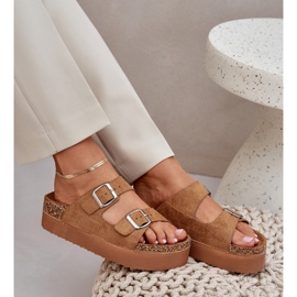 Zapatillas para mujeres en una plataforma masiva con hebillas de camello beige 7