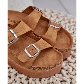 Zapatillas para mujeres en una plataforma masiva con hebillas de camello beige 8