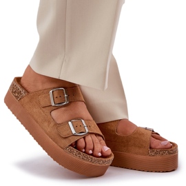 Zapatillas para mujeres en una plataforma masiva con hebillas de camello beige 9