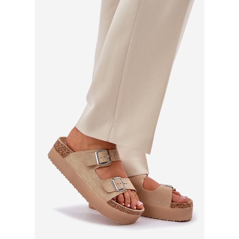 Zapatillas para mujeres en una plataforma masiva con hebillas beige 1