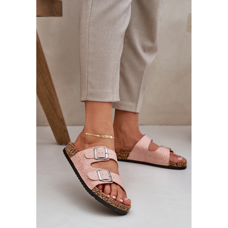 Material flip -flops en una suela de corcho con hebillas rosadas 2