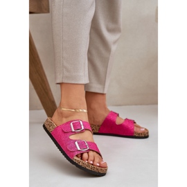 Material flip -flops en una suela de corcho con hebillas. rosa 2
