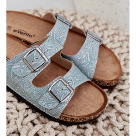Material flip -flops en una suela de corcho con hebillas de menta verde 8