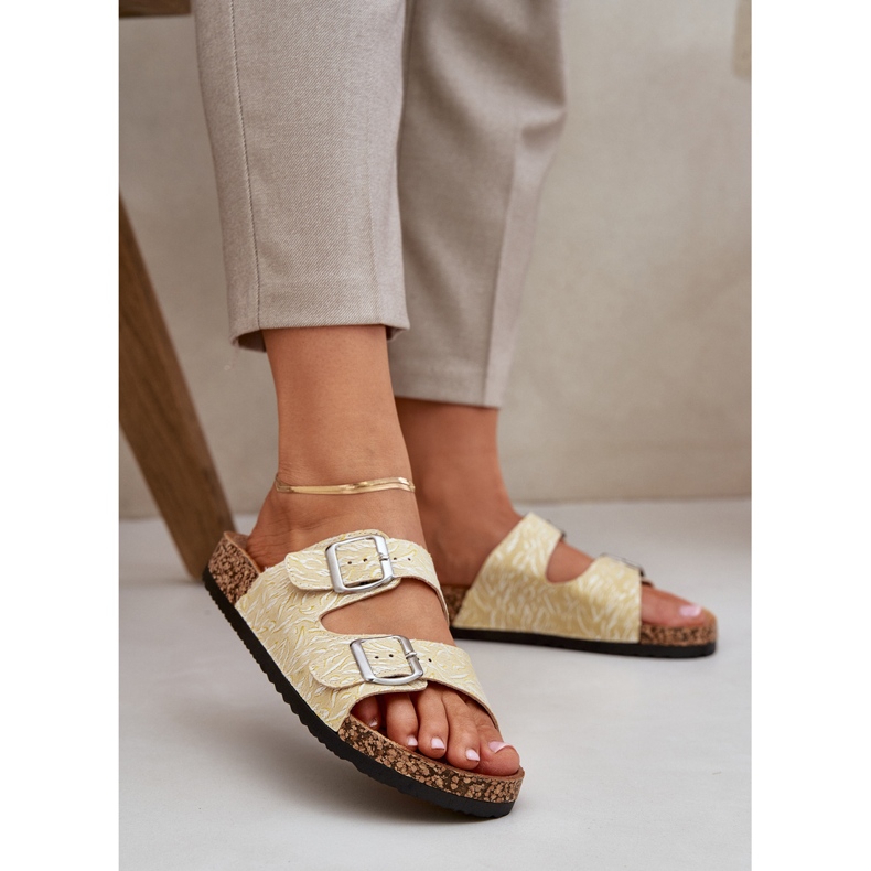Material chanclas sobre una suela de corcho con hebillas amarillas amarillo 2