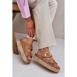 Zapatillas con trenza y hebillas en la plataforma de camello masiva beige 6