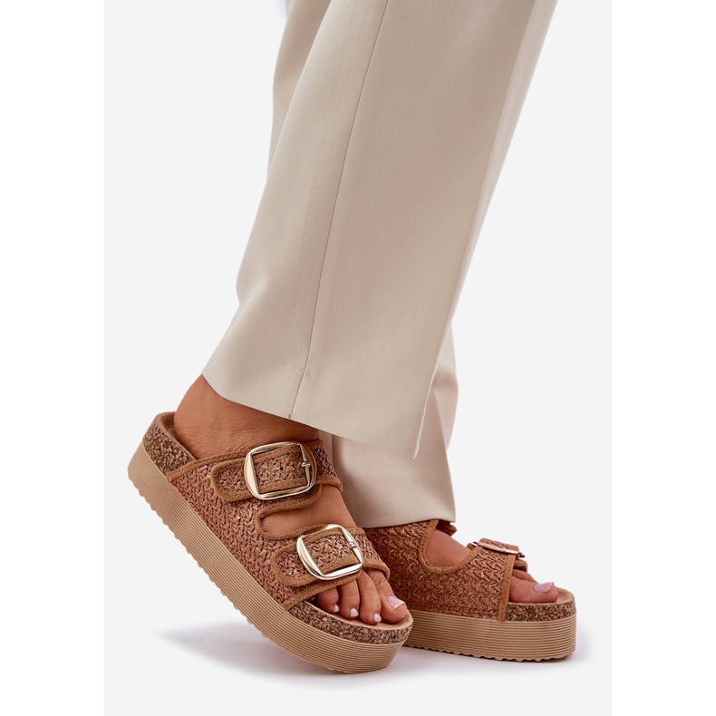 Zapatillas con trenza y hebillas en la plataforma de camello masiva beige 1