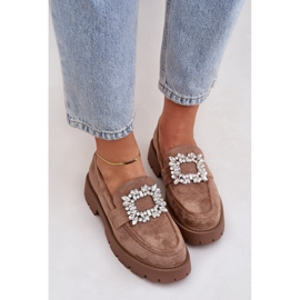 Mocasines para mujeres de gamuza ecológica con un broche decorativo beige oscuro 8