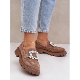 Mocasines para mujeres de gamuza ecológica con un broche decorativo beige oscuro 3