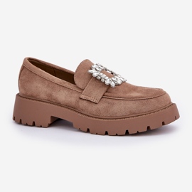 Mocasines para mujeres de gamuza ecológica con un broche decorativo beige oscuro 5