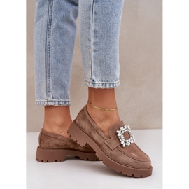 Mocasines para mujeres de gamuza ecológica con un broche decorativo beige oscuro 4