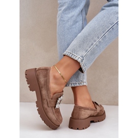 Mocasines para mujeres de gamuza ecológica con un broche decorativo beige oscuro 6