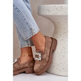 Mocasines para mujeres de gamuza ecológica con un broche decorativo beige oscuro 7