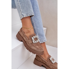 Mocasines para mujeres de gamuza ecológica con un broche decorativo beige oscuro 9