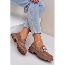 Mocasines para mujeres de gamuza ecológica con un broche decorativo beige oscuro 10