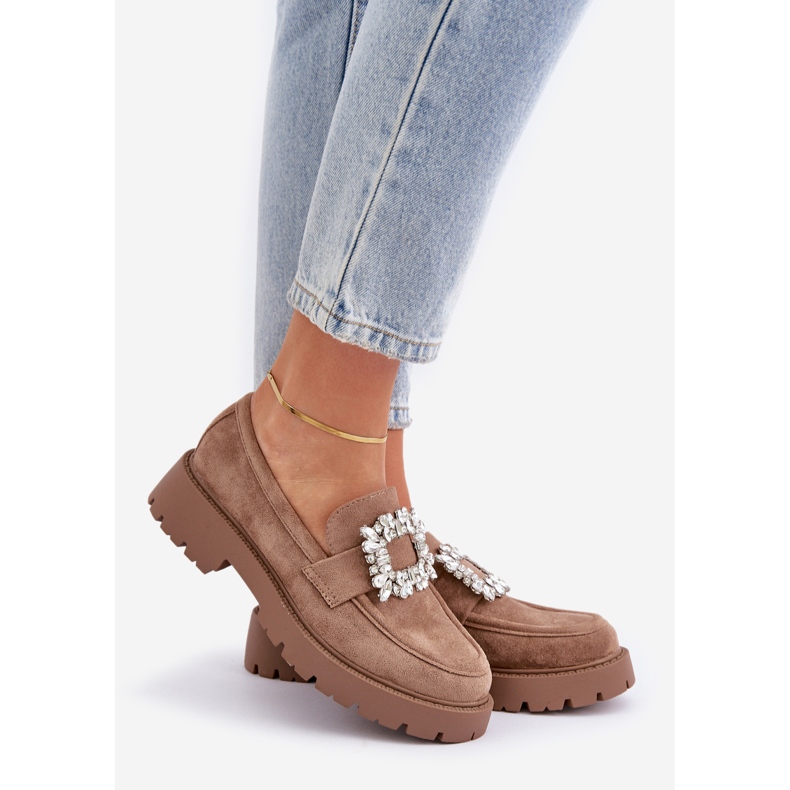 Mocasines para mujeres de gamuza ecológica con un broche decorativo beige oscuro 1