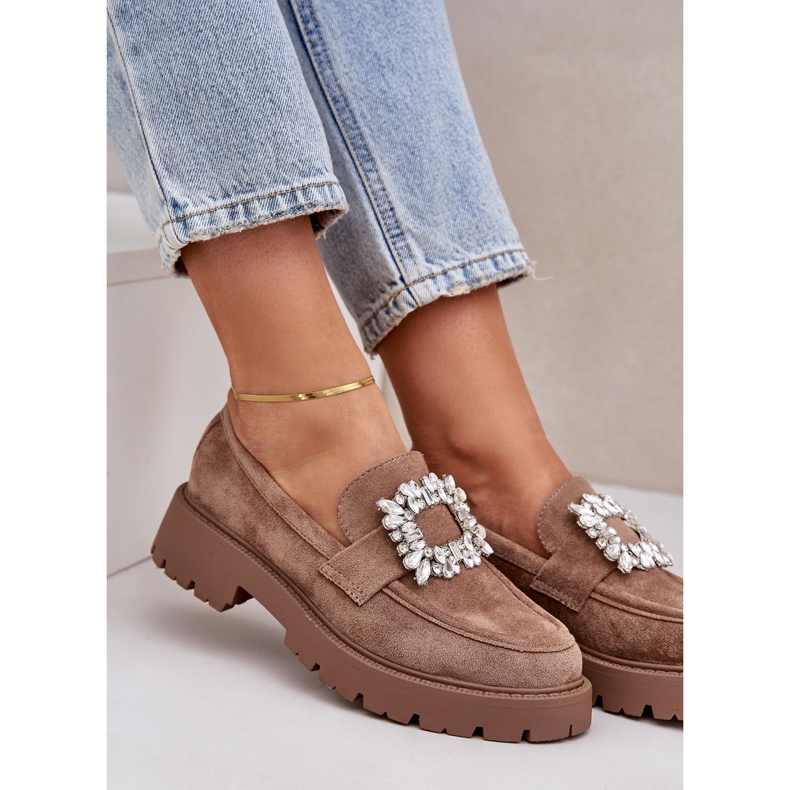 Mocasines para mujeres de gamuza ecológica con un broche decorativo beige oscuro 2