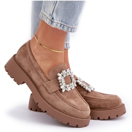 Mocasines para mujeres de gamuza ecológica con un broche decorativo beige oscuro 11