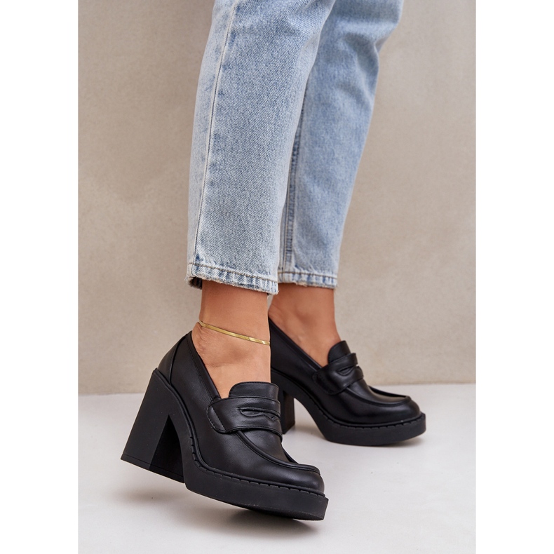 Bombas en un pilar masivo con cuero ecológico negro 2