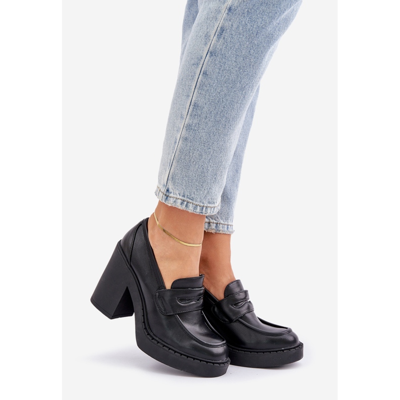 Bombas en un pilar masivo con cuero ecológico negro 1