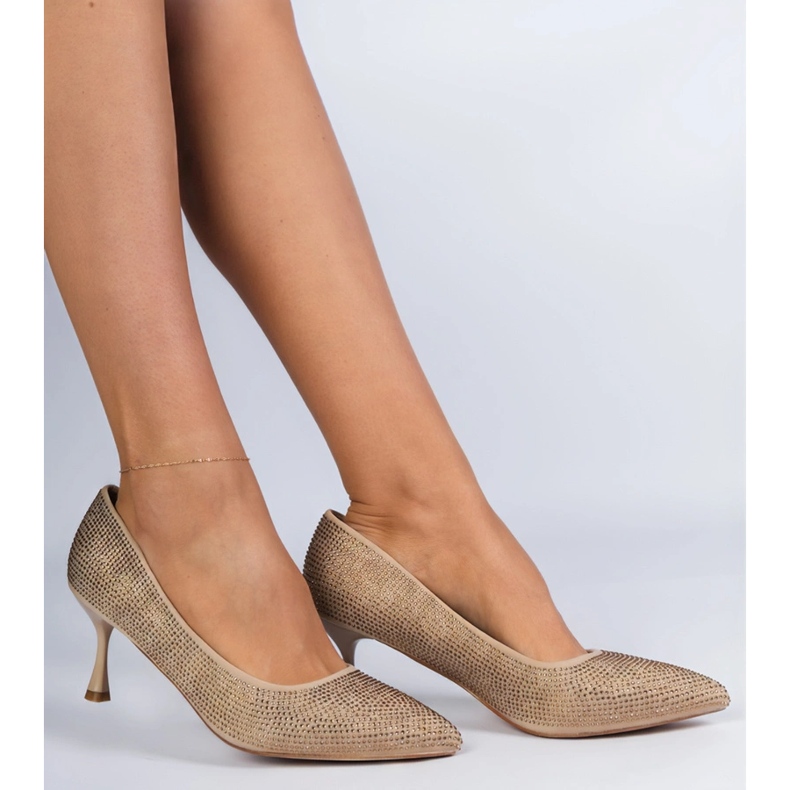 Bombas doradas elegantes decoradas con circones dorado 1