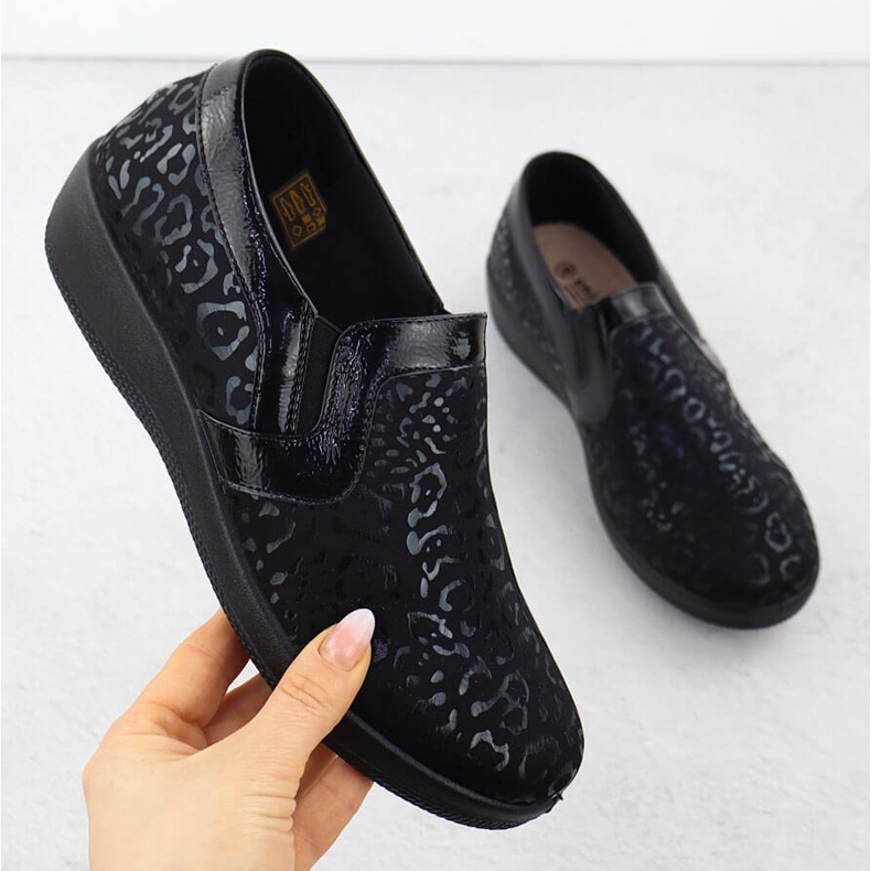 Los cómodos zapatos de mujer en el estampado de leopardo insertado Unisoft 8910 negro 1