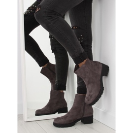 Botas de mujer grises con tacones anchos. 2 Botas de mujer grises con tacones anchos. 2