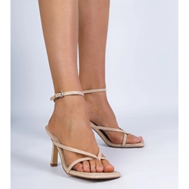 Sandalias beige de flip -flops en un tacón alto 1
