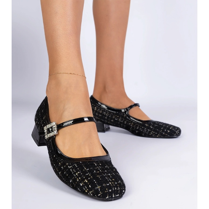 Bombas negras con un acabado de material con circones negro 1