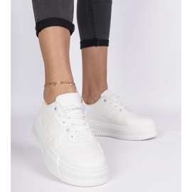 Zapatillas blancas de mujer con suela gruesa. blanco 2