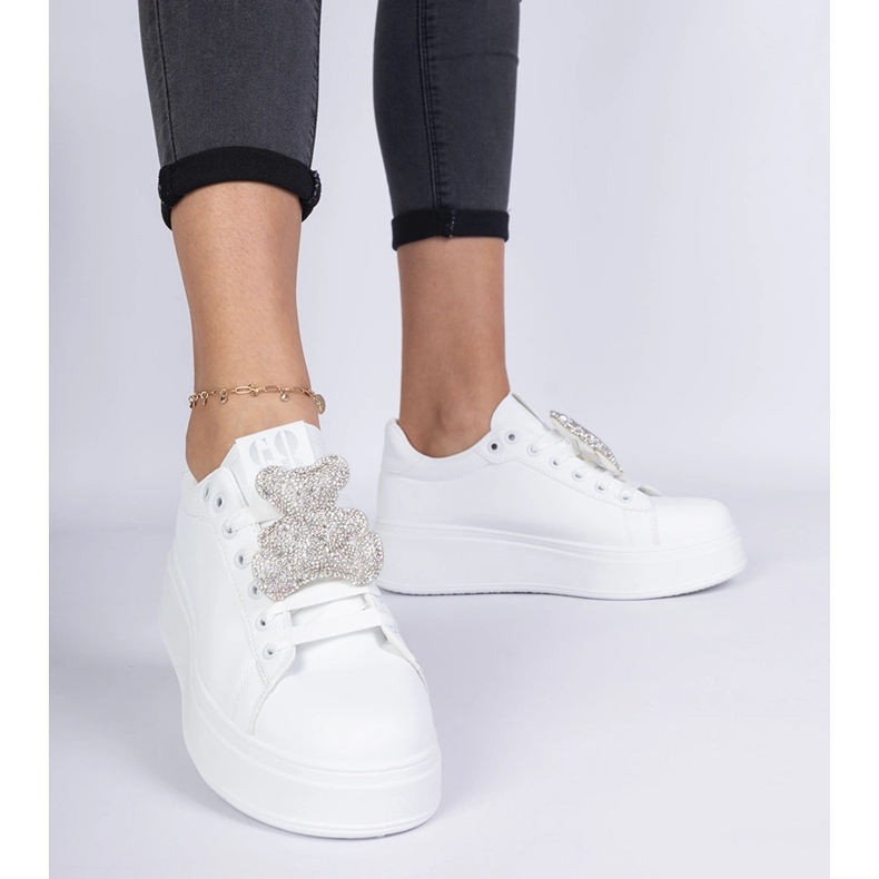 Zapatillas de deporte de mujeres blancas decoradas con un oso de peluche en diamantes de imitación blanco 1