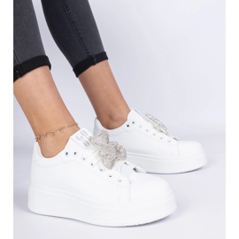 Zapatillas de deporte de mujeres blancas decoradas con un oso de peluche en diamantes de imitación blanco 2