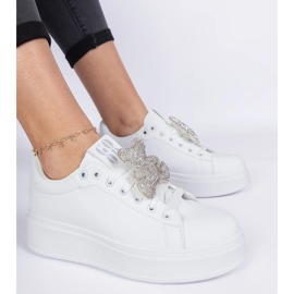 Zapatillas de deporte de mujeres blancas decoradas con un oso de peluche en diamantes de imitación blanco 4