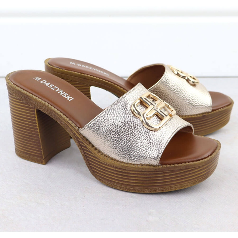 Zapatillas para mujeres en el puesto y plataforma Złote M. Daszyński MR24146-3 dorado 2