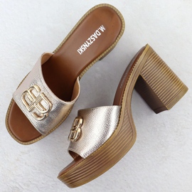 Zapatillas para mujeres en el puesto y plataforma Złote M. Daszyński MR24146-3 dorado 3
