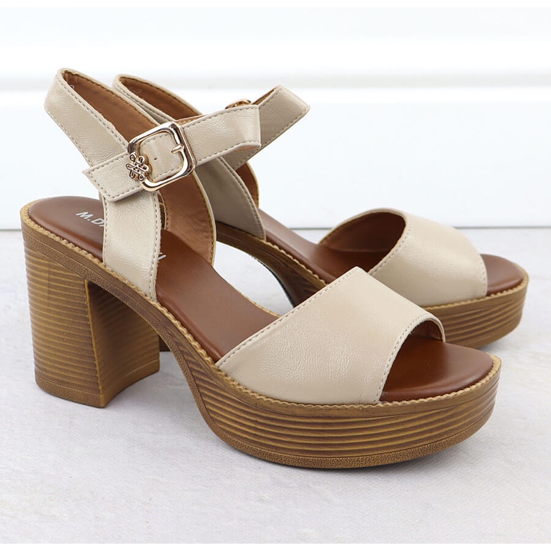 Sandalias de mujeres en el post beige M. Daszyński MR24146-2 2