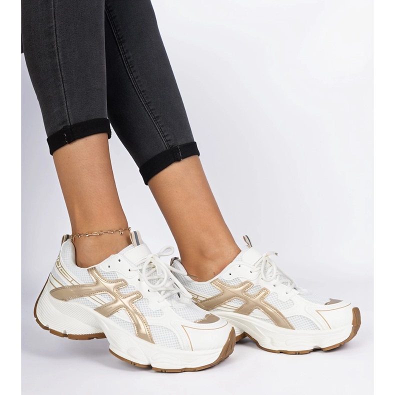 Zapatillas beige para mujeres en una suela masiva 1 Zapatillas beige para mujeres en una suela masiva 1