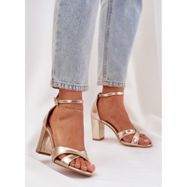 Sandalias en un talón barbular con cuero ecológico dorado 2 Sandalias en un talón barbular con cuero ecológico dorado 2